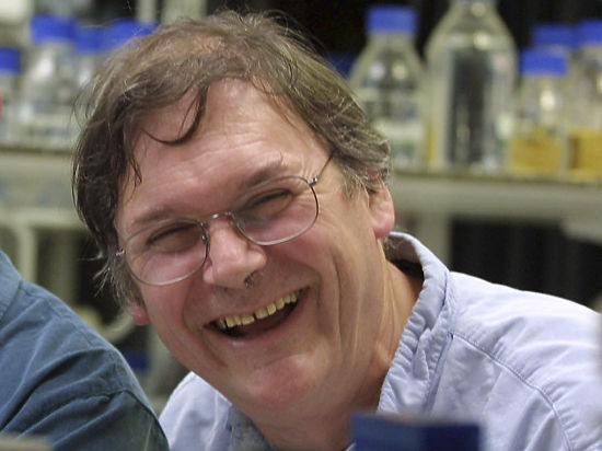 Тим Хант пожаловался на проблемы с девушками в науке и предложил создать "однополые лаборатории"