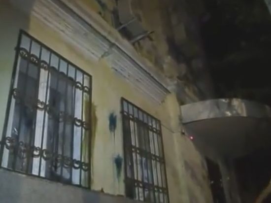В здании разбиты стекла, сорвана табличка