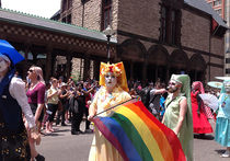Вахтанговский театр встретили в Бостоне гей-парадом