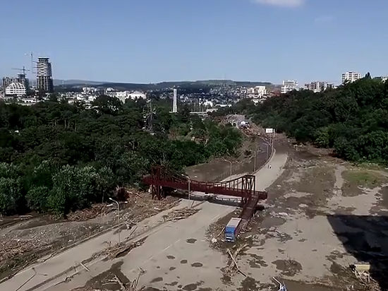 Обильные осадки вызвали оползень в пригороде столицы