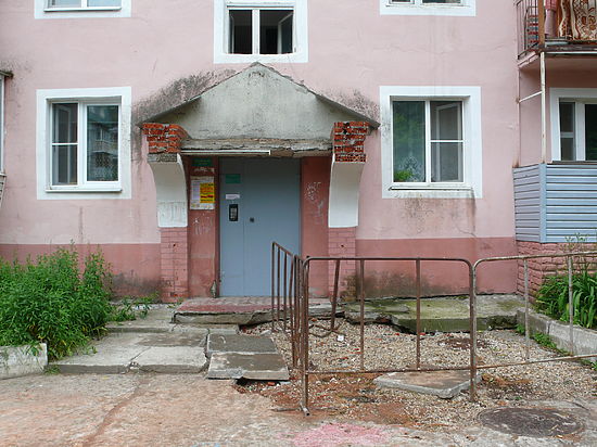 У жилого дома в Протвино размыло грунт