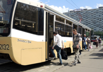 Трамвай в Москве сошел с рельс из-за троих девушек