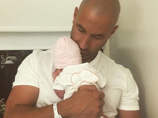 Ее держит на руках супруг певицы Лев Гейхман
