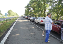 На линии разделения в Донбассе образовались огромные очереди из машин