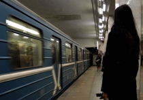 В метро между "Боровицкой" и "Библиотекой имени Ленина" распылили баллончик с газом