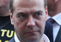Медведев предложил Мединскому рассмотреть введение налога на билеты в кино