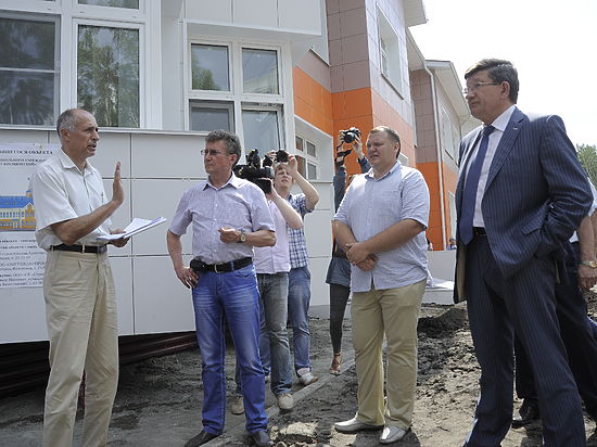 Мэр Вячеслав Двораковский показал депутатам горсовета, как движется строительство социальных объектов
