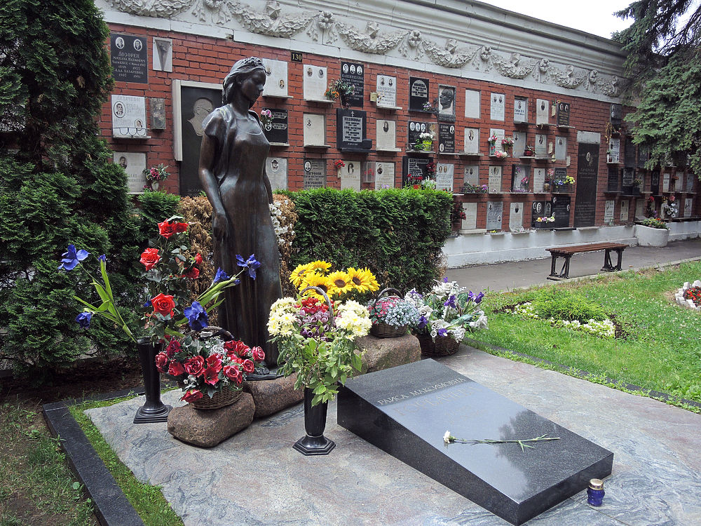 «МК» ознакомился с итогами реставрации надгробий знаменитостей на Новодевичьем кладбище