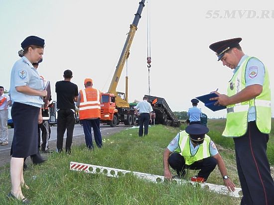 Эксперты продолжают работать на месте аварии