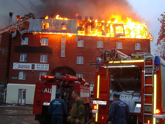 В Томске почти 4 часа горела пятиэтажка на переулке Знаменском, - здание хотели снести  еще полгода назад