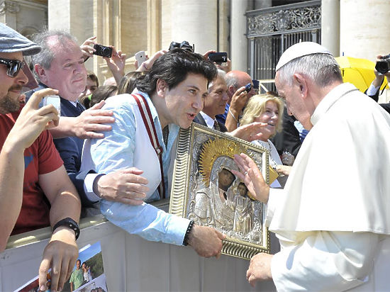 Певец теперь может участвовать в службах