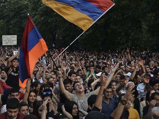 Президент Армении призвал протестующих вместе решать проблемы