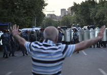 Протест в Ереване попытались перехватить радикалы
