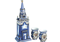 Кремль заказывает сувениры: 12 стульев и штоф в виде Спасской башни