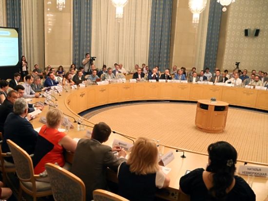 Круглый стол партий. Круглый стол партий. Круглый стол дискуссия. Стол для переговоров круглый. Партии в государственной думе 2022.