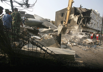 Американский самолет рухнул на жилые кварталы в Индонезии, десятки жертв