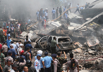 Военно-транспортный “Геркулес” рухнул на отель в Северной Суматре, десятки погибли
