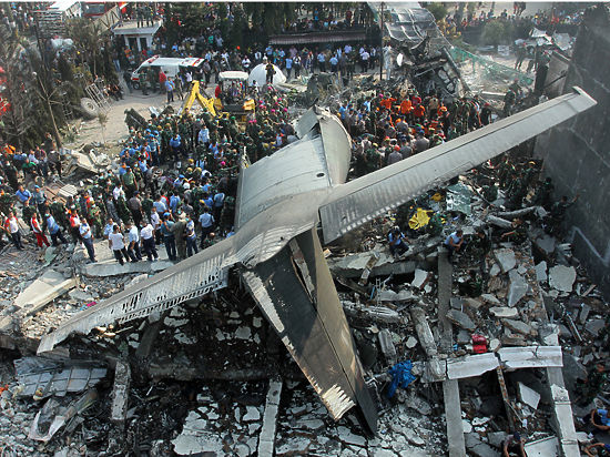 По словам главнокомандующего ВВС страны, только на борту упавшего на жилые дома самолета было 113 человек