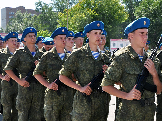 В День города-2015 приняли присягу солдаты войсковой части, в которой теперь служит пятерка новосибирской хоккейной команды «Маршал»