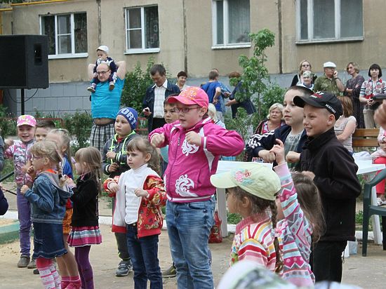 Проект «С нами интересно!» стартовал 19 июня на улице Кромской. Традиция устраивать яркие веселые дворовые праздники существует уже несколько лет. 