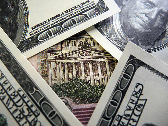 Российская валюта падает на фоне проблем понижения рейтинга