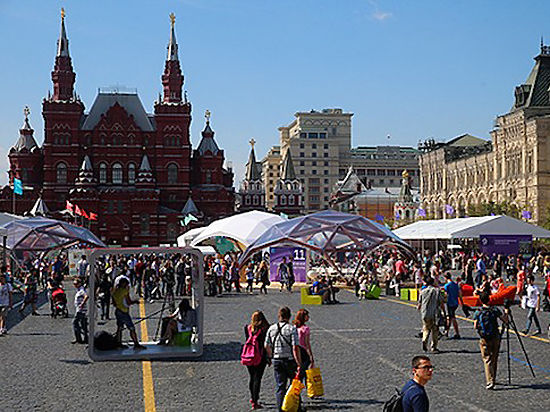 Кульминацией Года литературы стал фестиваль «Книги России», который на прошлой неделе впервые в истории прошел на Красной площади в Москве