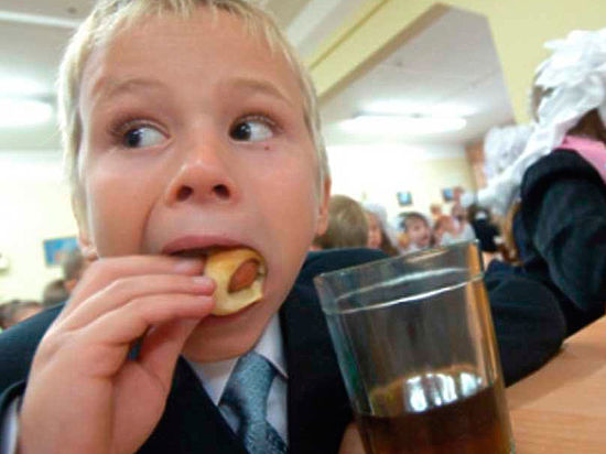 Кормить или не кормить бесплатно в школах наших детей — об этом до сих пор спорят