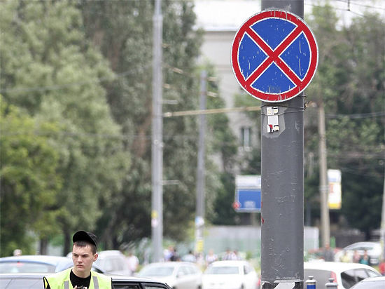 На крупных магистралях центра запретят парковку, а в переулках — разрешат