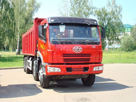 Компания FAW производит мощные самосвалы, имеющие различную грузоподъемность и предназначены для транспортировки грузов на любые расстояния, а также адаптированы для российских климатических условий