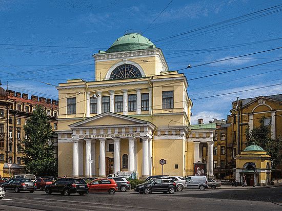 Директор музея Виктор Боярский категорически против предложения чиновников.