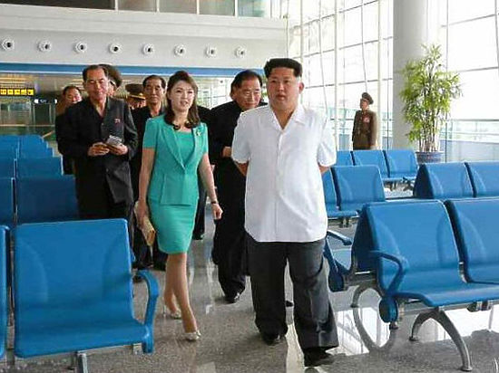 Обычно северокорейцы носят суровые темно-зеленые или иссиня-серые костюмы 