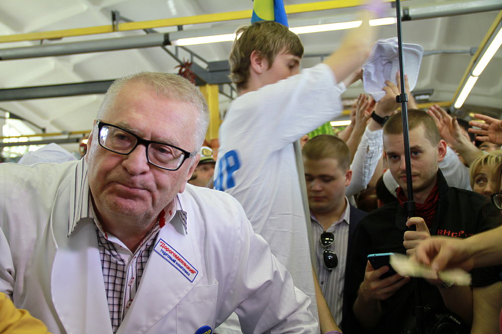 Жириновский продает клубнику на Дорогомиловском рынке