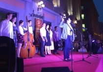 Театр Вахтангова отпраздновал закрытие сезона массовым "гулянием" на Арбате