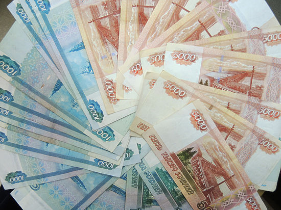 По его прогнозам, к сентябрю рубль упадет еще на 10%