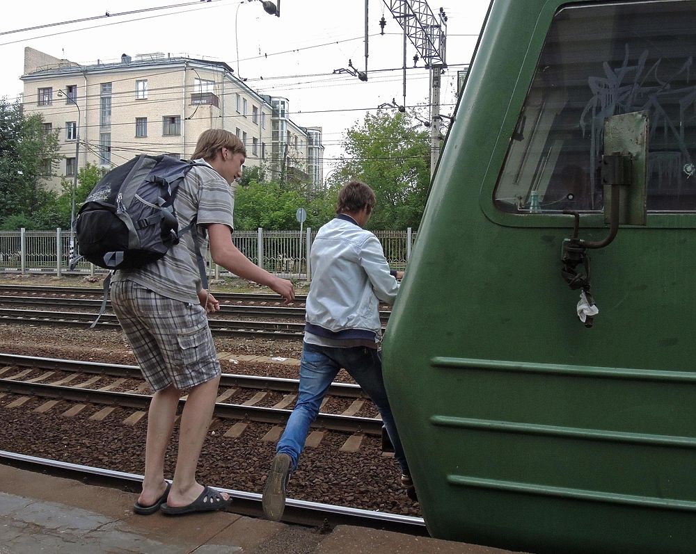 Зацепленные смертью: что заставляет подростков играть в «русскую рулетку» с поездами