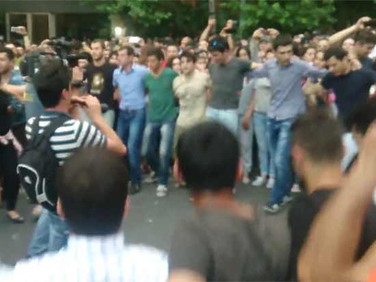 В день по одному метру - так манифестанты собираются продвигаться к резиденции президента Армении