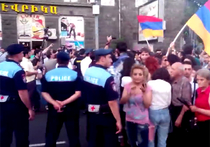 Полиция Еревана "вежливо" разогнала митинг на проспекте Баграмяна