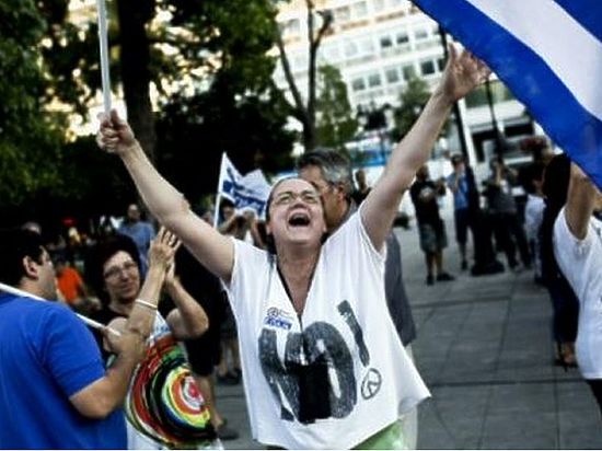 Граждане Греции празднуют отказ Европе, не дождавшись окончательных результатов голосования