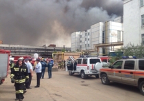 В МЧС опровергли эвакуацию жителей квартала у горящего ЗИЛа