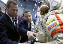 Медведев испытает новый вертолет на министре промышленности