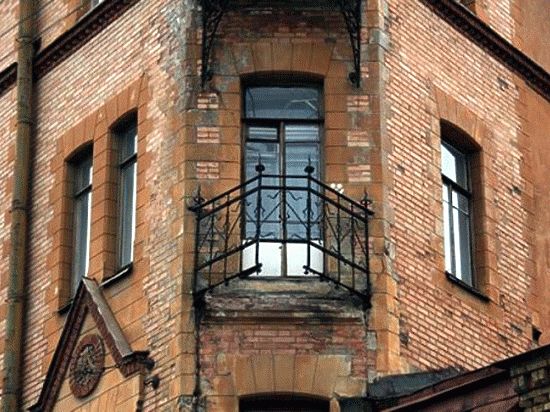 Государственная жилищная инспекция проверила состояние балконов в жилых домах Северной столицы. 