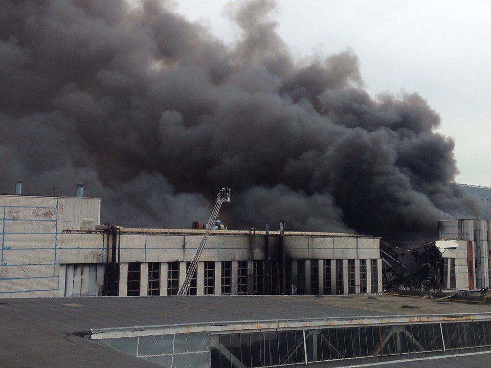 Пожар на заводе ЗИЛ: новые кадры с места происшествия