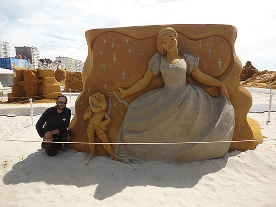 Он участвовал в международных фестивалях песчаных фигур, которые прошли в Дании и во французском курортном городе Ле-Туке