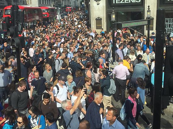 Лондонцы выстраиваются в очереди на автобусных остановках и сидят в автомобильных пробках
