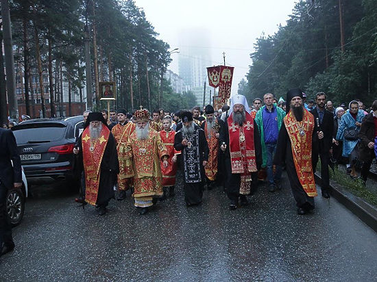 В годовщину расстрела Романовых по Екатеринбургу прошли 60 тысяч верующих России и других стран