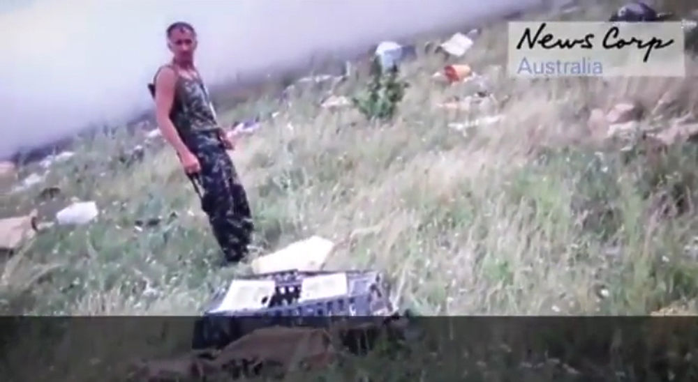 Интернет взорвали кадры первых минут после падения боинга под Донецком