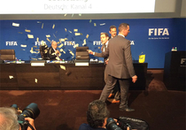Блаттеру в лицо бросили пачку денег на пресс-конференции ФИФА