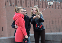 Глава Общественной палаты Петербурга собирается запретить палки для селфи