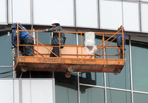 Трое рабочих разбились насмерть, выпав с восьмого этажа из перевернувшейся люльки