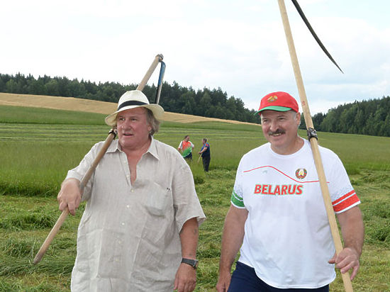 Президент Белоруссии обучил французского актера навыкам ручной косьбы 